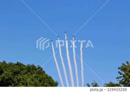 ブルーインパルス　航過飛行で　豊中市野田中央公園上空に進入 129433280