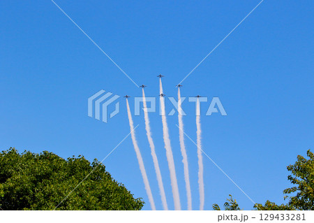 ブルーインパルス 航過飛行で 豊中市野田中央公園上空に進入 ブルーインパルス 航過飛行で 豊中市野田中央公園上空に進入 129433281