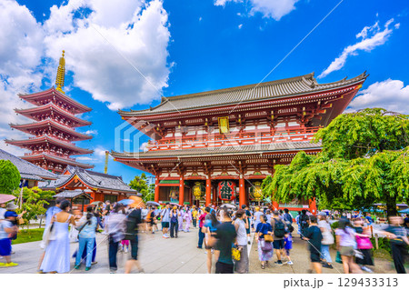 日本の東京都市景観8月8日。猛烈な暑さ…インバウンド続く…まるで異国…外国人観光客らで大混雑の浅草寺 日本の東京都市景観8月8日。猛烈な暑さ…インバウンド続く…まるで異国…外国人観光客らで大混雑の浅草寺 129433313