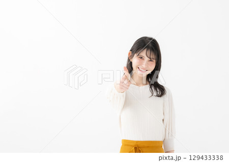 女性　ポートレート　サムズアップ 129433338