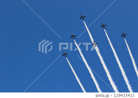 ブルーインパルス　航過飛行で　豊中市野田中央公園上空に進入 129433411