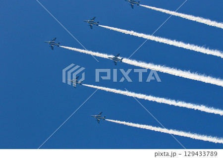 ブルーインパルス　航過飛行で　豊中市野田中央公園上空に進入 129433789