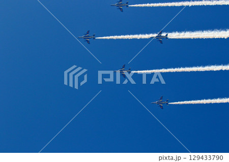 ブルーインパルス　航過飛行で　豊中市野田中央公園上空に進入 129433790