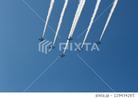 ブルーインパルス 航過飛行で 豊中市野田中央公園上空を通過 ブルーインパルス 航過飛行で 豊中市野田中央公園上空を通過 129434265