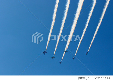 ブルーインパルス　航過飛行で　豊中市野田中央公園上空を通過 129434343