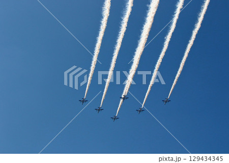 ブルーインパルス　航過飛行で　豊中市野田中央公園上空を通過 129434345