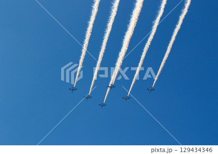 ブルーインパルス　航過飛行で　豊中市野田中央公園上空を通過 129434346