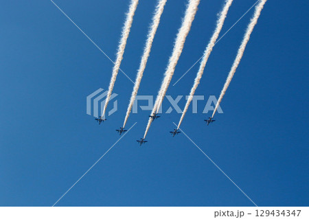 ブルーインパルス　航過飛行で　豊中市野田中央公園上空を通過 129434347