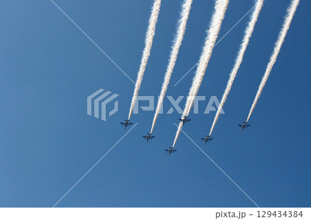 ブルーインパルス 航過飛行で 豊中市野田中央公園上空を通過 ブルーインパルス 航過飛行で 豊中市野田中央公園上空を通過 129434384
