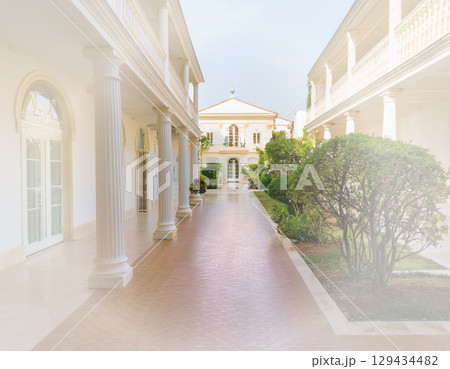歴史的な美しい教会の回廊 129434482