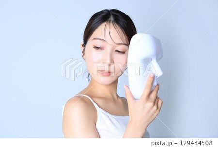 仮面を持つ女性　ビューティーイメージ 129434508