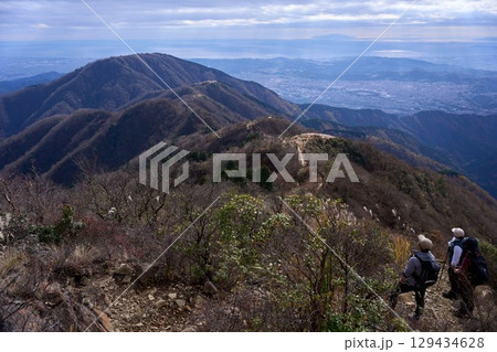 新大日岳から見るヤビツ峠からの稜線 129434628