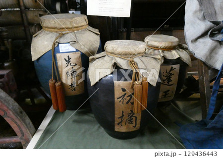 お茶の葉を保管するツボの茶壺 129436443