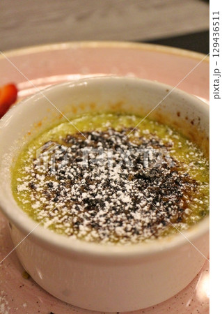 ピスタチオのクリームブリュレ　マルタ・ヴァレッタのレストランにて 129436511