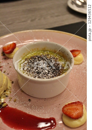 ピスタチオのクリームブリュレ マルタ・ヴァレッタのレストランにて ピスタチオのクリームブリュレ マルタ・ヴァレッタのレストランにて 129436512
