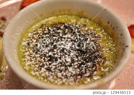 ピスタチオのクリームブリュレ　マルタ・ヴァレッタのレストランにて 129436513