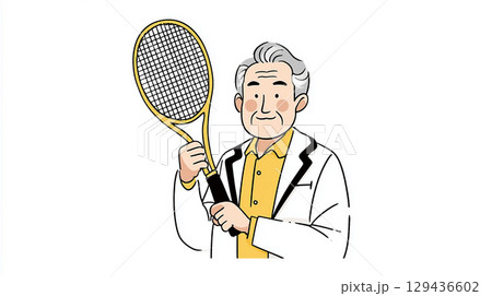 黄色いシャツと白いジャケットを着たシニア男性が黄色いラケットを持つ姿 黄色いシャツと白いジャケットを着たシニア男性が黄色いラケットを持つ姿 129436602
