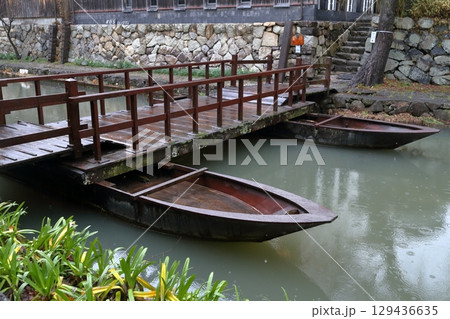 八幡堀めぐり　小舟の橋（滋賀県 近江八幡市） 129436635
