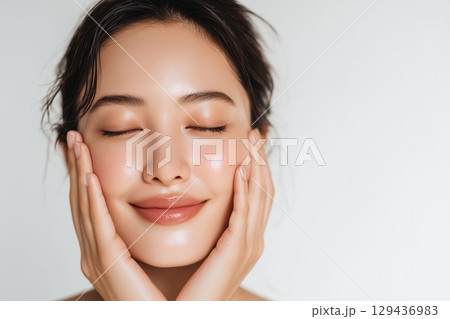 ナチュラルメイクの30代の女性(アジア人・コピースペース・広告・白背景) ナチュラルメイクの30代の女性(アジア人・コピースペース・広告・白背景) 129436983