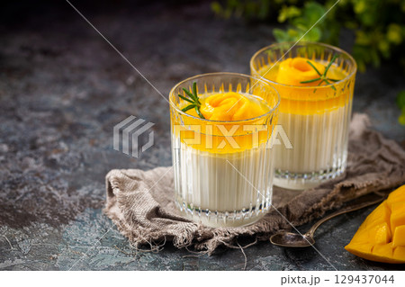 panna cotta with mango 129437044