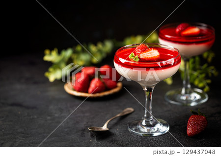panna cotta dessert 129437048