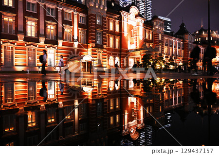 夜 東京駅 水鏡 夜 東京駅 水鏡 129437157