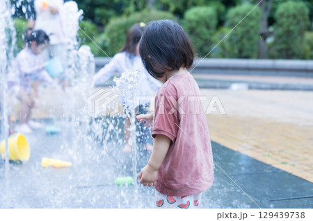 マンション広場の噴水で遊ぶ日本人の幼児 129439738