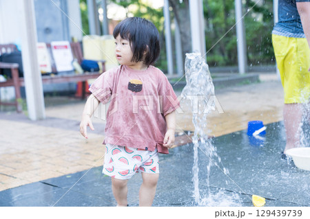 マンション広場の噴水で遊ぶ日本人の幼児 129439739