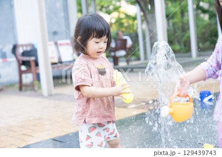 マンション広場の噴水で遊ぶ日本人の幼児 129439743
