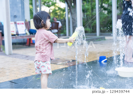 マンション広場の噴水で遊ぶ日本人の幼児 マンション広場の噴水で遊ぶ日本人の幼児 129439744