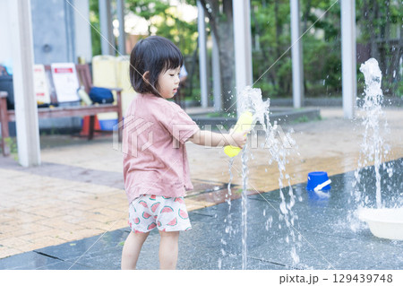 マンション広場の噴水で遊ぶ日本人の幼児 129439748