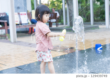 マンション広場の噴水で遊ぶ日本人の幼児 129439749