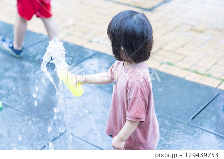 マンション広場の噴水で遊ぶ日本人の幼児 マンション広場の噴水で遊ぶ日本人の幼児 129439753
