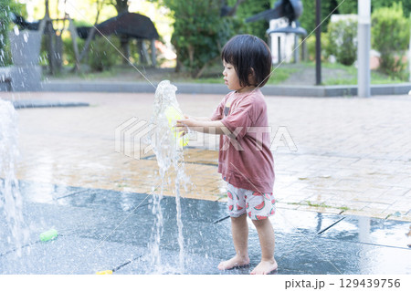 マンション広場の噴水で遊ぶ日本人の幼児 129439756