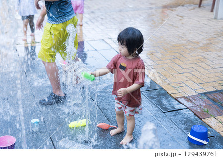 マンション広場の噴水で遊ぶ日本人の幼児 129439761