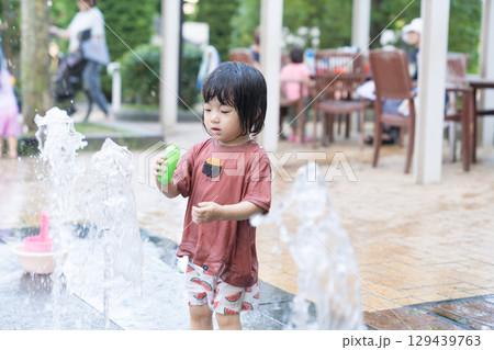マンション広場の噴水で遊ぶ日本人の幼児 129439763