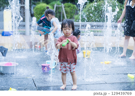 マンション広場の噴水で遊ぶ日本人の幼児 マンション広場の噴水で遊ぶ日本人の幼児 129439769