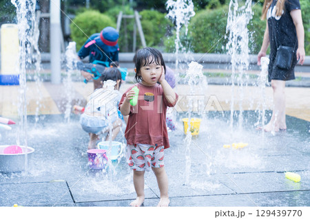 マンション広場の噴水で遊ぶ日本人の幼児 129439770