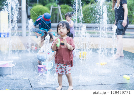 マンション広場の噴水で遊ぶ日本人の幼児 129439771