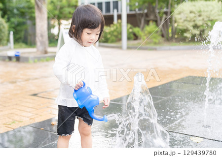 マンション広場の噴水で遊ぶ日本人の幼児 129439780