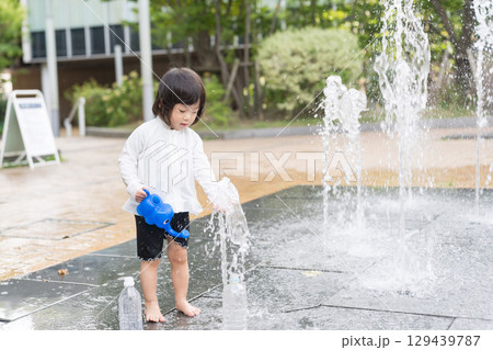 マンション広場の噴水で遊ぶ日本人の幼児 129439787