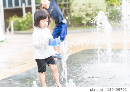 マンション広場の噴水で遊ぶ日本人の幼児 129439792