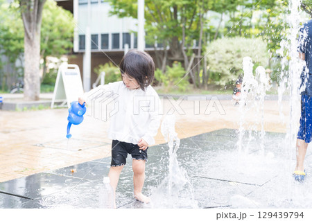 マンション広場の噴水で遊ぶ日本人の幼児 129439794