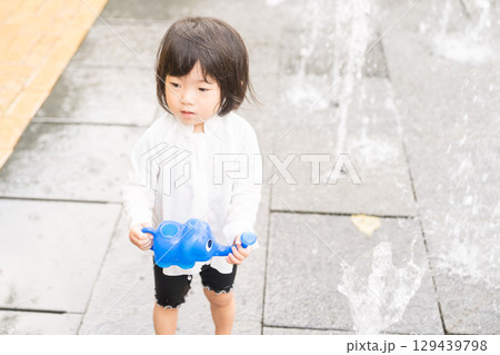 マンション広場の噴水で遊ぶ日本人の幼児 129439798