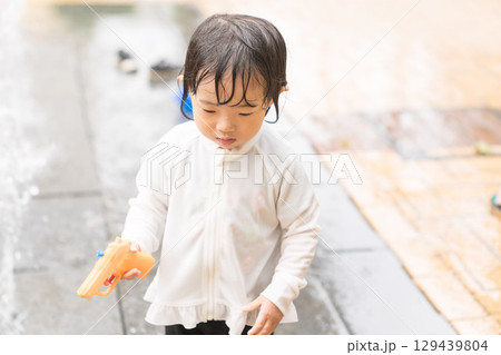 マンション広場の噴水で遊ぶ日本人の幼児 129439804