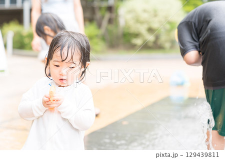 マンション広場の噴水で遊ぶ日本人の幼児 マンション広場の噴水で遊ぶ日本人の幼児 129439811