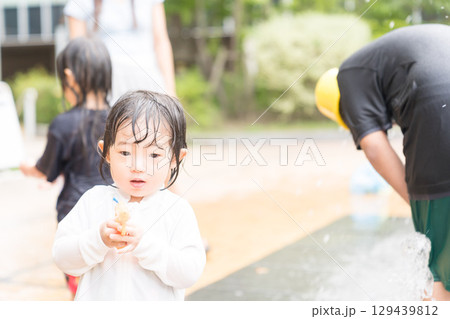 マンション広場の噴水で遊ぶ日本人の幼児 マンション広場の噴水で遊ぶ日本人の幼児 129439812