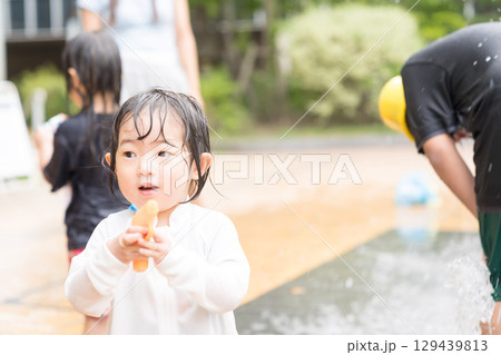 マンション広場の噴水で遊ぶ日本人の幼児 129439813