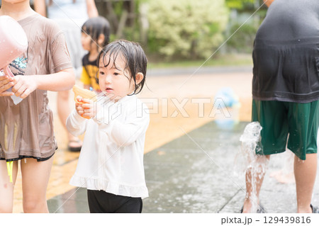 マンション広場の噴水で遊ぶ日本人の幼児 129439816