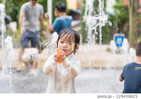 マンション広場の噴水で遊ぶ日本人の幼児 129439825
